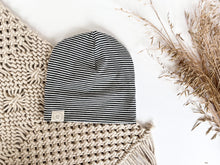 Load image into Gallery viewer, Beanie Stripes - tuque de style slouchie
